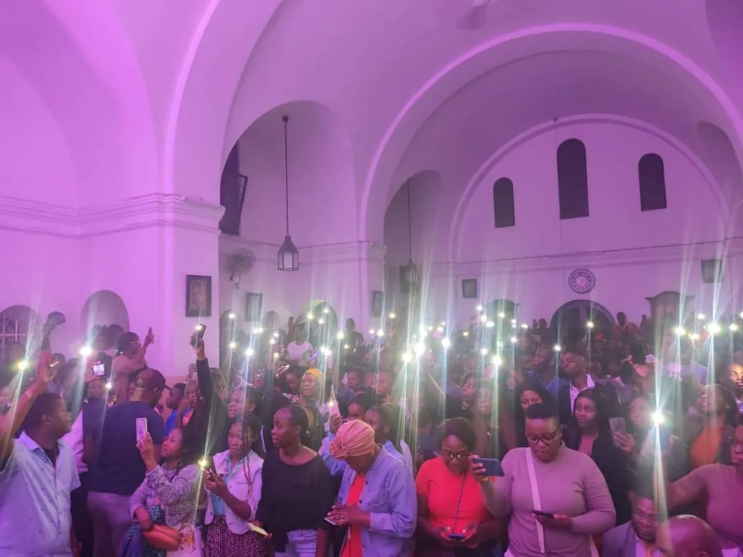 ENCONTRO DIVINO DE ALFA THULANA ABARROTA IGREJA ANGLICANA