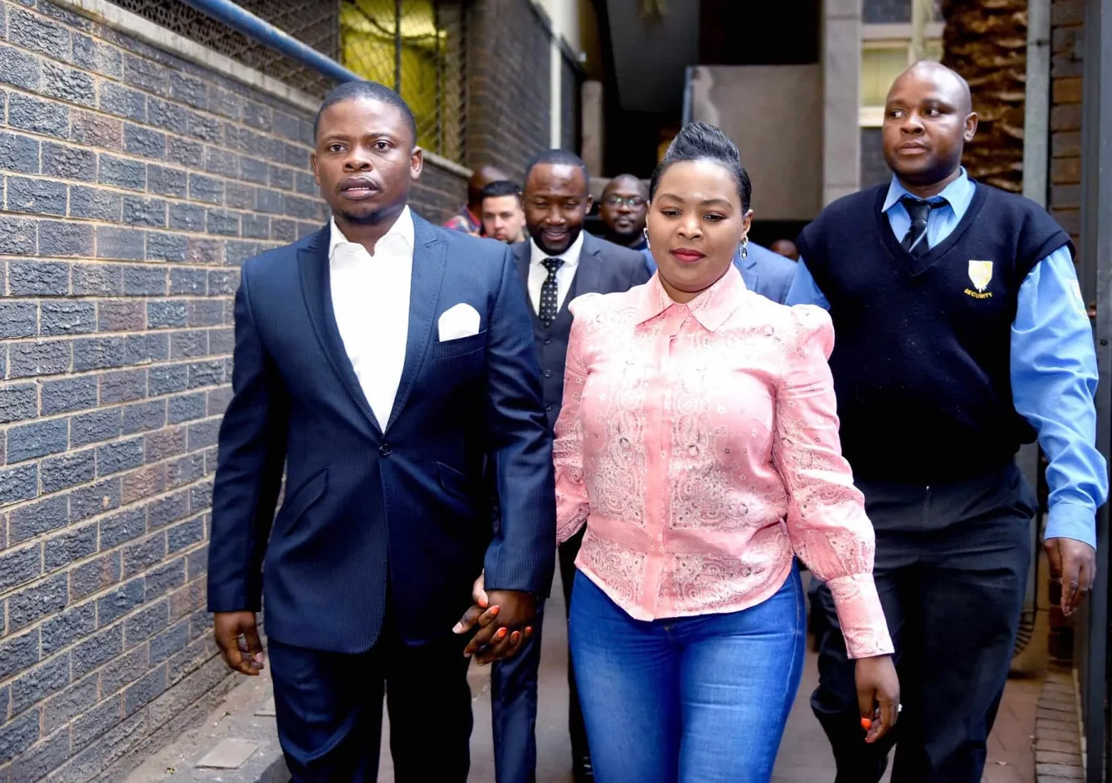 BUSHIRI JÁ ENTREGOU-SE ÀS AUTORIDADES POLICIAIS