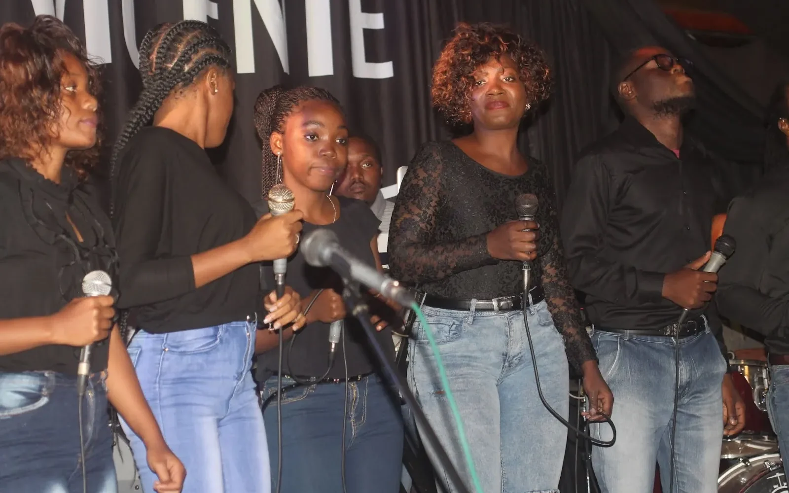 CORAL ROBERT GRAY CANTA E ENCANTA NO GIL VICENTE