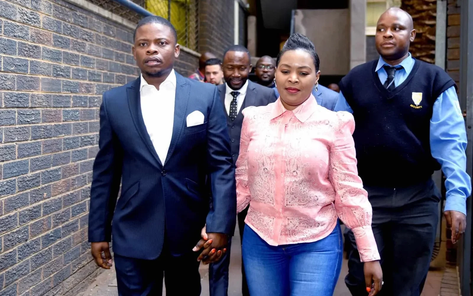 BUSHIRI JÁ ENTREGOU-SE ÀS AUTORIDADES  POLICIAIS