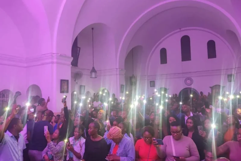 ENCONTRO DIVINO DE ALFA THULANA ABARROTA IGREJA ANGLICANA