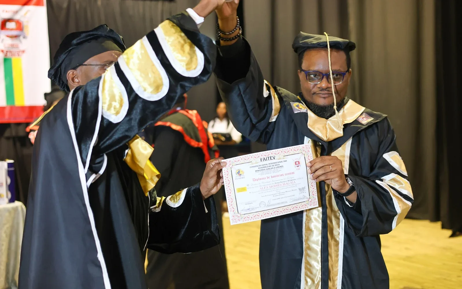 ALFA THULANA O PRIMEIRO MÚSICO DR. APÓS RECEBER O TÍTULO DE DOUTOR HONORIS CAUSA