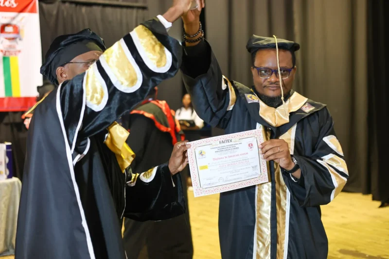 ALFA THULANA O PRIMEIRO MÚSICO DR. APÓS RECEBER O TÍTULO DE DOUTOR HONORIS CAUSA
