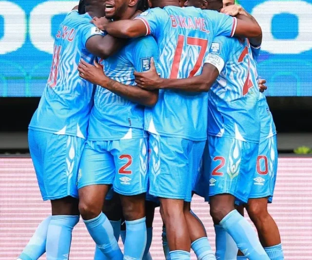 DERROTA EM CAMPO, FÉ INABALÁVEL: SELECÇÃO DA RD CONGO ORA APÓS O APITO FINAL E EMOCIONA AS REDES SOCIAIS